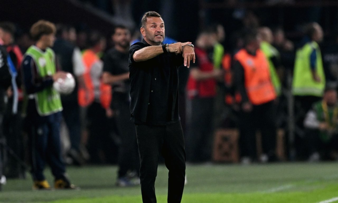 Gece ışıkları altında boş futbol stadyumu ve teknik alan kulübesi