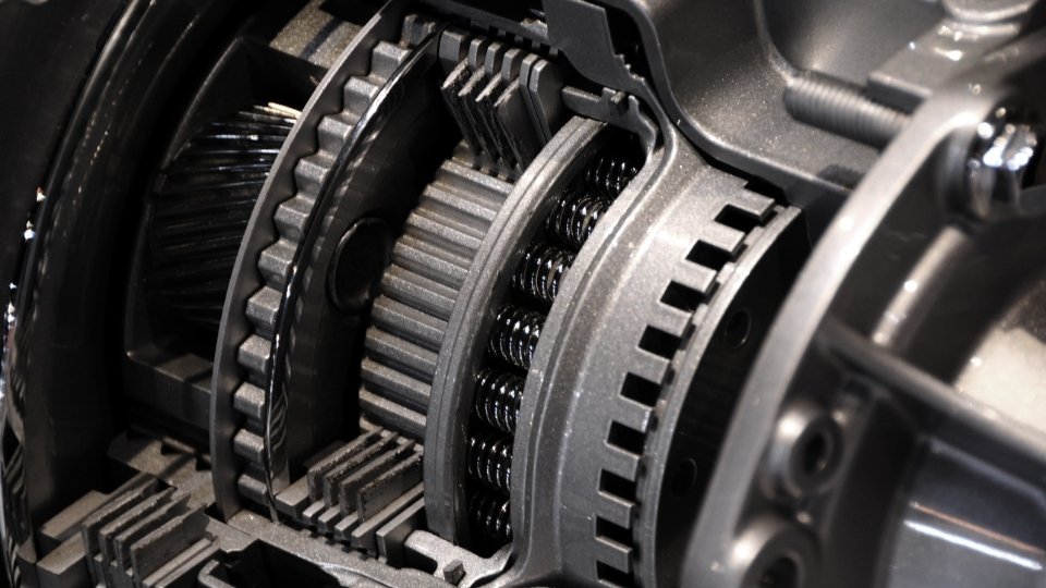 Otomobil servisinde sergilenen ikinci el motor ve otomatik şanzıman detayları