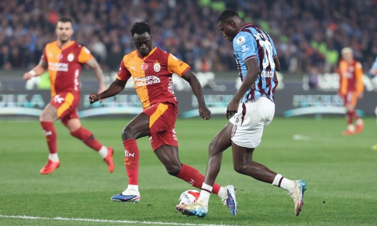 Futbol stadyumu zemininde hakem düdüğü ve taktik tahtası
