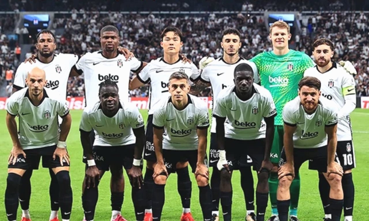 Karanlık bir stadyum tüneli ve ışıklar altındaki futbol sahası detaylı görünümü.