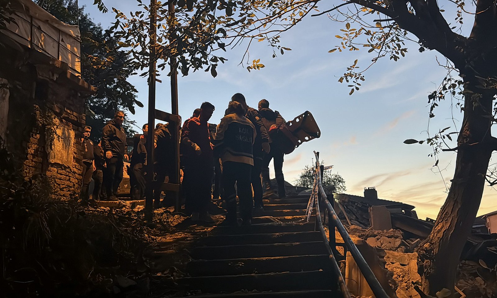Zonguldak'ta 3 katlı bina çöktü